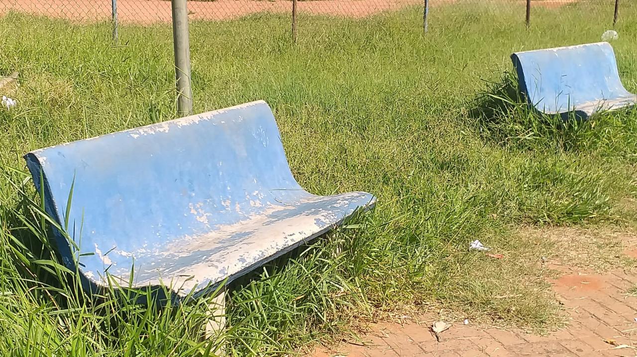 Foto 17 de 21 — Mato toma conta de praça no Maria Luiza; Prefeitura não tem prazo para zeladoria no bairro